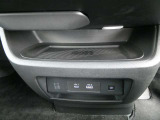 セレナはワイヤレス充電機能を搭載。対応のスマホを置くだけで充電が可能なので、ケーブルの手間が省けます。運転中でもスマホのバッテリーを気にせず、安心して使用できます。
