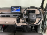 【ハンドル】運転にかかわる様々な操作を安全に行えるように視点移動が少なく操作性に配慮されたスイッチ類が凝縮されたコックピットです。