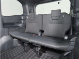 便利な5:5分割可倒式シートです。収納と乗車人数のバランスに優れています♪荷物の大きさに応じたラゲージスペースをフレキシブルに作り出せるので、シーンに応じた使い方ができます♪