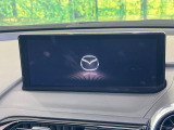 【8.8インチマツダコネクト】車内の雰囲気にマッチした大型のディスプレイ。スマホ接続でのナビ使用やBluetooth再生等、様々な機能が楽しめます。直感的なダイヤル操作が可能で、使い勝手も良好です。