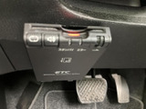 ETC車載器の状態表示やボタンが運転席下部にまとまり、必要な情報を確認しやすい配置です。料金所を利用する場面でも、運転席から状態を確かめられる便利な装備です。