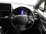各操作スイッチなどもハンドルから手を放すことなく操作可能で安全運転に支援いたします!