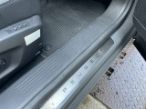 乗車口足元にはPEUGEOTのロゴ入り。