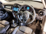 MINIの内装はとにかく『円』に拘ったデザインコンセプトが一目で伝わってきます。これほど円形に拘った車は他に御座いません。伝統のデザイン、トグルスイッチなど遊び心のある内装です。