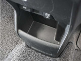 ◆センターロアボックス◆インパネ中央の下部には、ごみ箱としても使用する事ができるセンターロアボックスを装備しております。