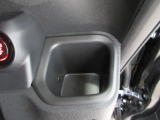 運転席右側のドリンクホルダーです。