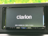 画面と本体のボタンがまとまっており、各メニューへのアクセスも分かりやすい構成です。ナビやオーディオの操作を手元で行いやすく、日常の移動から遠出まで便利に活用いただけます。