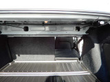 荷室は床面が広く、日常の買い物や旅行の荷物を載せやすい形です。CX-30はコンパクトな外寸を活かしながら、SUVとして必要な積載性も確保した実用的な設計です。日常の使いやすさにも配慮した設計です。