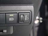 人や荷物を満載しても、対向車や先行車に迷惑をかけない、室内からヘッドライトの光軸を調整できます。