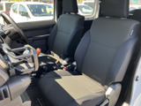 前席は座面と背もたれにゆとりを感じる形状で、運転席・助手席それぞれで落ち着いて座れます。視界を確保しやすい室内で、乗り降りの際にも座席まわりを確認しやすいです。