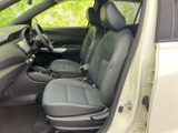 前席は座面に模様をあしらった落ち着いた印象の室内です。運転席まわりを見渡しやすく、助手席にもゆったり座れる空間が確保されており、日々の移動を心地よく支えます。