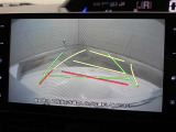 車庫入れや縦列駐車などの際に、後退操作の参考になるガイドラインをモニター画面に表示します。