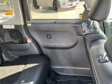 後席の窓から自然光が入り、車内で過ごす同乗者にも明るさを感じられます。ドアには肘置きと収納があり、座席まわりで使う小物の置き場所にも便利です。
