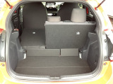 後席は分割可倒式で、用途に合わせてアレンジ可能。荷物の量や乗車人数に応じて柔軟に使える便利なシートです。