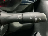 【オートライト】車のセンサーが周囲の明るさを感知し、自動でヘッドライトを点灯・消灯する機能です。この機能は夕暮れ時の交通事故が多い時間帯の安全性を高めてくれます。