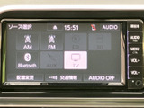 ラジオやBluetooth、テレビなどの選択肢が画面に並び、使いたい音源を見つけやすい表示です。音量やメニューのボタンも周囲にまとまり、停車中の設定確認もしやすく、普段の移動に合わせて活用できます。
