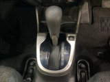 CVT車のセレクトレバーです。低速から高速まで、変速ショックのないスムーズな走りを実現するとともに、エンジン効率のよい領域を維持することで燃費にも貢献します。