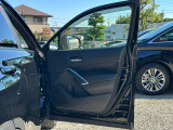 運転席ドア内張に目立つキズや汚れは見当たりません。