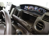 スッキリしまうことのできる運転席アッパーボックスがあります!