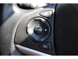 ハンドル左部分でオーディオ操作が可能。そのため、運転中でも目線をずらさずに安全運転♪スマートフォンを接続してハンズフリー通話も可能です。