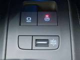 「HOLD」スイッチを押すと、信号待ち等、停車した際にブレーキを保持してくれます。