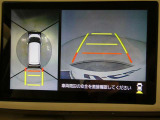 パノラミックビューモニター付きです。車両を上から見たような映像をディスプレイオーディオ画面に表示。運転席からの目視だけでは見にくい、車両周辺の状況をリアルタイムでしっかり確認できます。