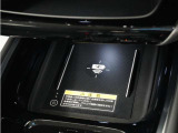 センターコンソールトレーはワイヤレス充電器(Qi(チー)規格)となっており、対応機種を置いておくだけで充電可能です。