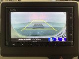 バックでの車庫入れも安心です! リアカメラが付いているバックモニター付のナビを装備しております。操作線もついており距離感も画面から確認できます。