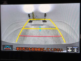 こちらのバックカメラは画面にラインが表示されておりますので、バック時のクルマの進行方向の目安になります。より高いレベルで車庫入れをサポートする、便利な機能ですね。