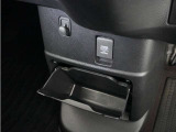 ◆センターロアボックス◆インパネ中央の下部には、ごみ箱としても使用する事ができるセンターロアボックスを装備しております。
