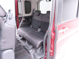 後退時に車両の後ろ側をモニター画面に表示します。車庫入れなどでバックする際に後方確認ができて便利です。車庫入れが苦手な人もこれで安心。