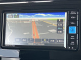 画面には地図が表示され、現在地や周辺の道路を確認しながら目的地へ向かえます。音量調整やメニューのボタンも並び、日常の移動をサポートする使いやすい装備です。