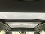 【調光パノラマルーフ】車内の解放感が一気に上がる大型パノラマルーフに調光機能がプラス!日差しが強い時、シェードを閉めなくてもガラスの透明度を調整することで心地よい明るさに♪
