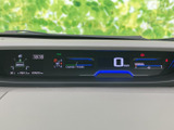 速度や燃料などの情報が運転席前方にまとまり、走行中も視線を大きく動かさず確認しやすい配置です。表示がすっきり整理され、日々の運転を支える見やすいメーター廻りです。