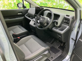 前席は座面と背もたれにゆとりを感じる形状で、運転席から前方や左右を見渡しやすいレイアウトです。落ち着いた色合いのシートとすっきりした室内で、乗車時も快適に過ごせます。