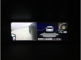 後退時には、リヤの4つのセンサーが障害物を検知し、必要に応じてブレーキが作動するよう設計されています。サイドビュー映像も表示され、周囲を確認しやすく、見えにくいガレージへの車庫入れも安心です。