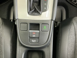 パーキングブレーキはスマートな電子制御式と合わせて渋滞時等にブレーキペダルから足を離しても停車状態を保持してくれるオートブレーキホールド機能で運転が楽になります。スタートはアクセルペダルを踏むだけ