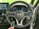 ステアリングの左右には各種スイッチが配され、運転姿勢を保ったまま手元で機能を選べます。表示を確認しながら扱いやすく、日々の運転をサポートする装備です。