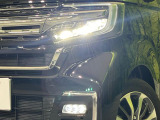 【LEDヘッドライト】悪天候や夜間走行時も良好な視界を確保し安心して運転できる高輝度LEDヘッドライトを装備!点灯速度が早く、消費電力も抑えられています。