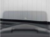 【アクティブ・ドライビング・ディスプレイ】現在の速度や走行情報をデジタル表示で運転席前方のガラスに投影。運転中、目線を逸らさず必要な情報を確認できるのでとっても便利で安心です。
