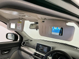 【サンバイザー】車内で身だしなみを整えるためのバニティミラーがセット。お化粧直しや髪型のチェックに活用できます。
