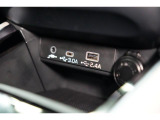 小物の収納に便利なセンタートレイには携帯等のデバイスの充電可能なUSB出力電源付です。