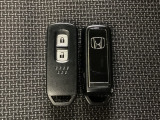 スマートキーを装備しています。鍵を差し込むことなくドアロックの開け閉めと、スタートボタン操作でのエンジンスタートができます。スペアキーも同じものを用意しております。