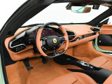 こちらは左ハンドルのお車でございます。内装色はCuoioを選択しております。