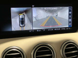 【全方位型モニター】クルマを上空から見下ろしているかのように、直感的に周囲の状況を把握できる全方位型モニター。狭い場所での駐車でも周囲が映像で確認できます。