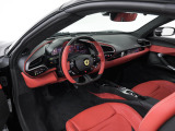 こちらは左ハンドルのお車でございます。内装色はRosso Ferrariを選択しております。