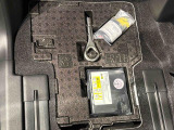 助手席足元下にはパンク修理キットが収納してあります