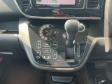 操作のし易いオートエアコンです。気温に合わせて車内を快適に保てます。