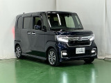 大きく開くスライドドアで狭い場所でも隣を気にすることなく楽に乗り降りできます