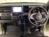 車内は光触媒抗菌消臭施工済です。インパネ周りはスタイリッシュなデザインで機能や装備も充実しています。グローブボックスやカップホルダーのほかにトレーなどたくさんの収納スペースが付いています。